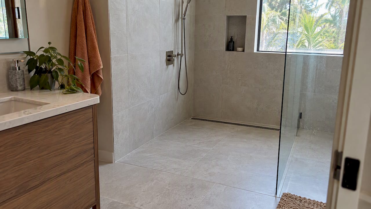 Curbless shower entry with level floor transition